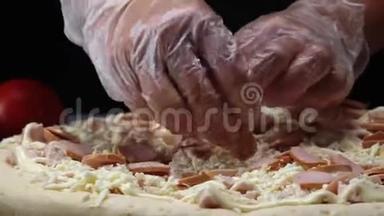 <strong>首席</strong>的白色硅胶手套准备比萨饼和添加切块香肠比萨饼面团。 框架。 传统